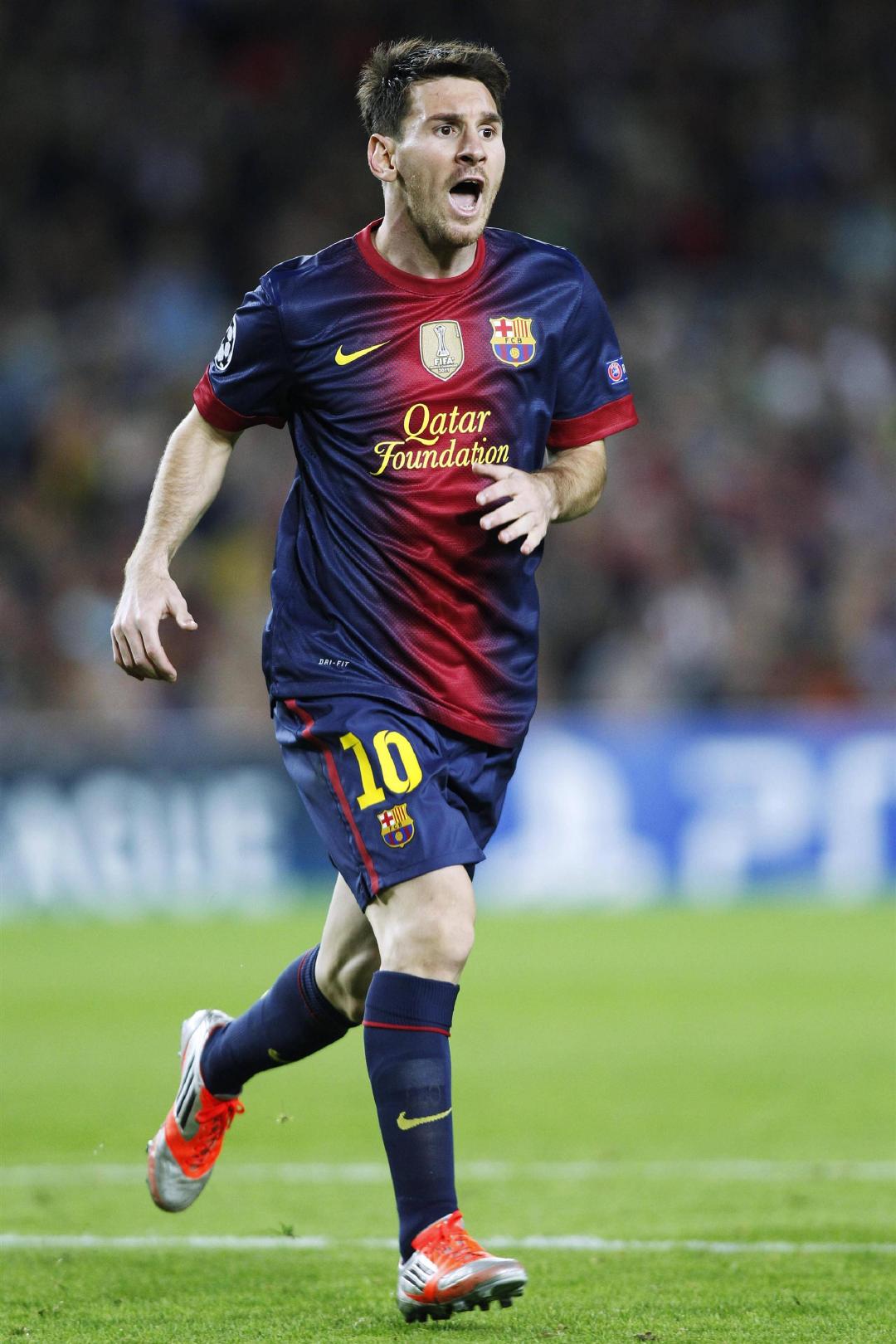 可惜!梅西任意球击中门框 看台上妻儿抱头神同步