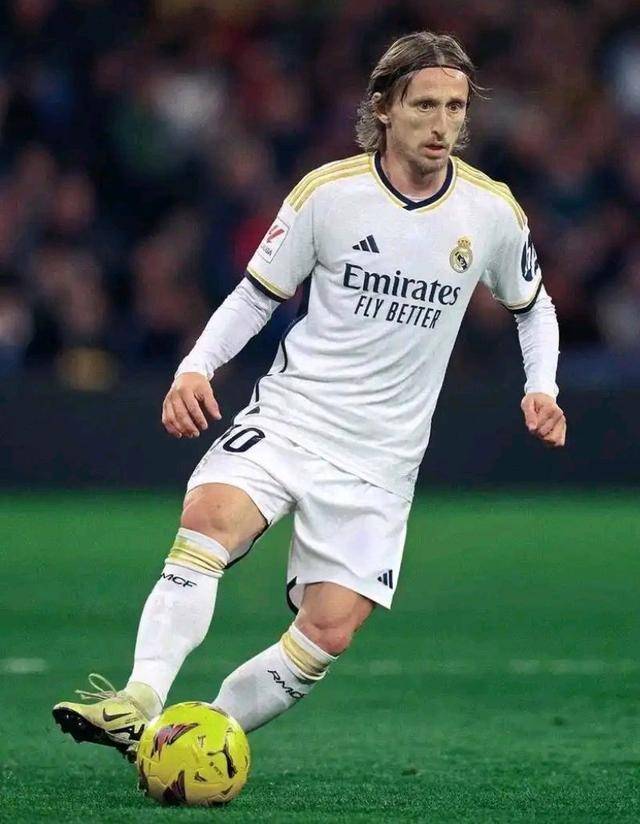 [中超]加布里埃尔助攻 莱昂纳多推射破门